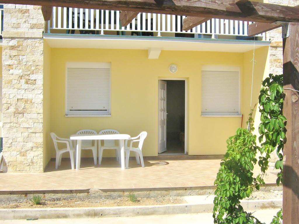 Apartments Suhomont Паг Экстерьер фото